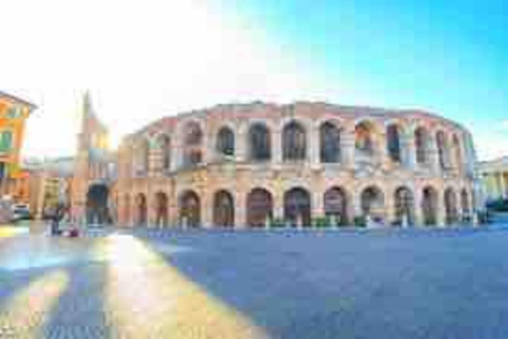 Graziosa Mansarda Centro Verona Buitenkant foto